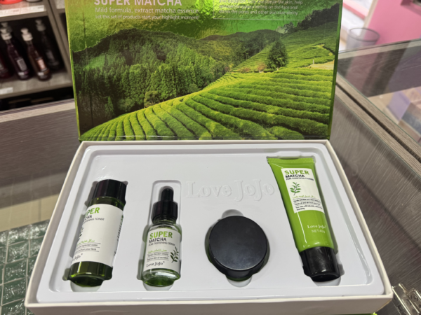 Love JoJo Super Matcha Skin Care Starter Kit. Purificación profunda y control de poros para una textura lisa y sin brillo.